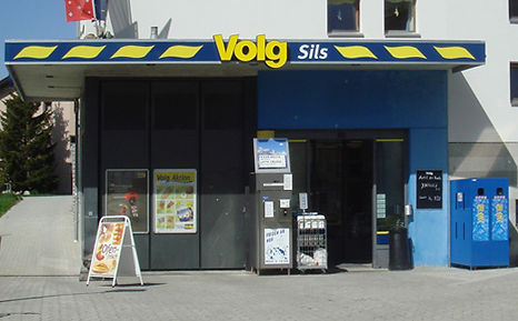 Die Milchstrasse liegt mitten in Sils. Milchautomaten an der Seglias 76 beim Volg in Sils