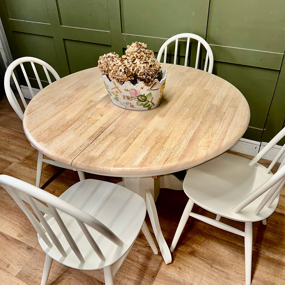 Thumbnail: Round Extendable Kitchen Table & 4 Chairs 