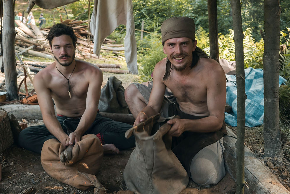 Dmýchání ohně pro tavbu bronzu je náročné, obzvláště v horku. Foto F. Hostýnek