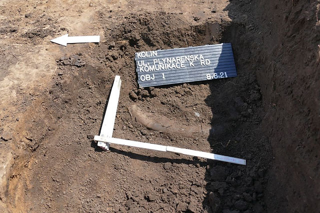 Obr. 4. Při kopání zachycený velký keramický talíř.