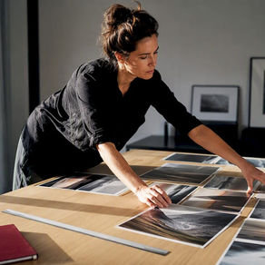 Fotógrafa organizando las copias para su portafolio