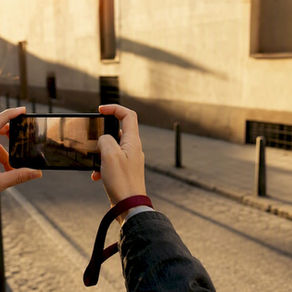 Fotógrafa capturando una escena urbana con su móvil