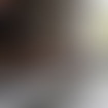 Manos organizando una serie de fotos para presentarlas a un concurso