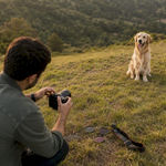 Fotógrafo capturando a un perro al aire libre aprovechando la luz natural.