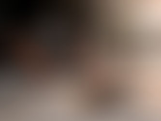 Manos seleccionando y acomodando fotografías para participar en un concurso