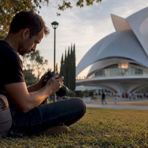 Fotógrafo capturando imágenes de arquitectura urbana en exteriores