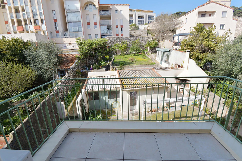 Miniature : SETE - Appartement traversant T4/5 pièces – 91 m² - Vue port