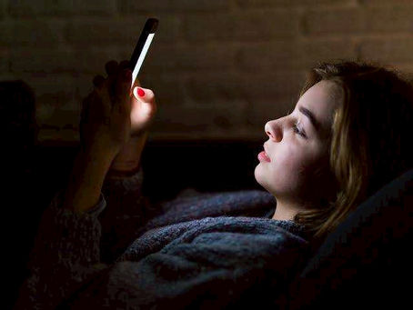 เล่นมือถือก่อนนอน...ทำไมถึงทำร้ายตาแบบไม่รู้ตัว