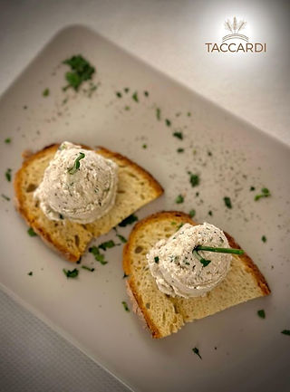 Bruschette adagiate su piatto