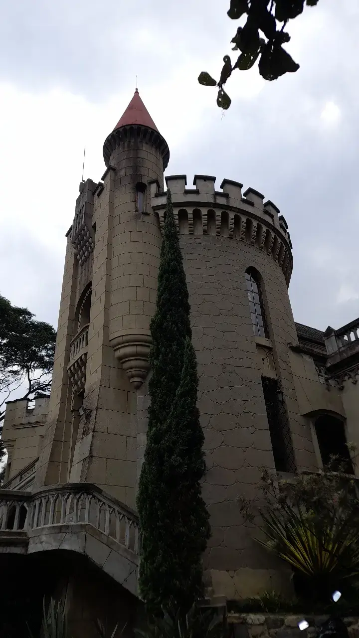 inspirada en los castillos del Valle del Loira en Francia, fue construido en 1930 al estilo gótico medieval por
