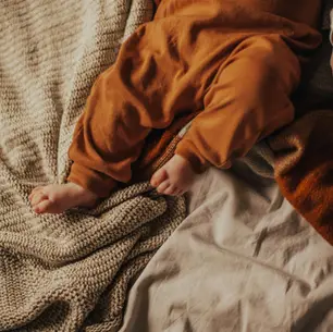 Réveiller un bébé qui dort : quand et pourquoi le faire ?