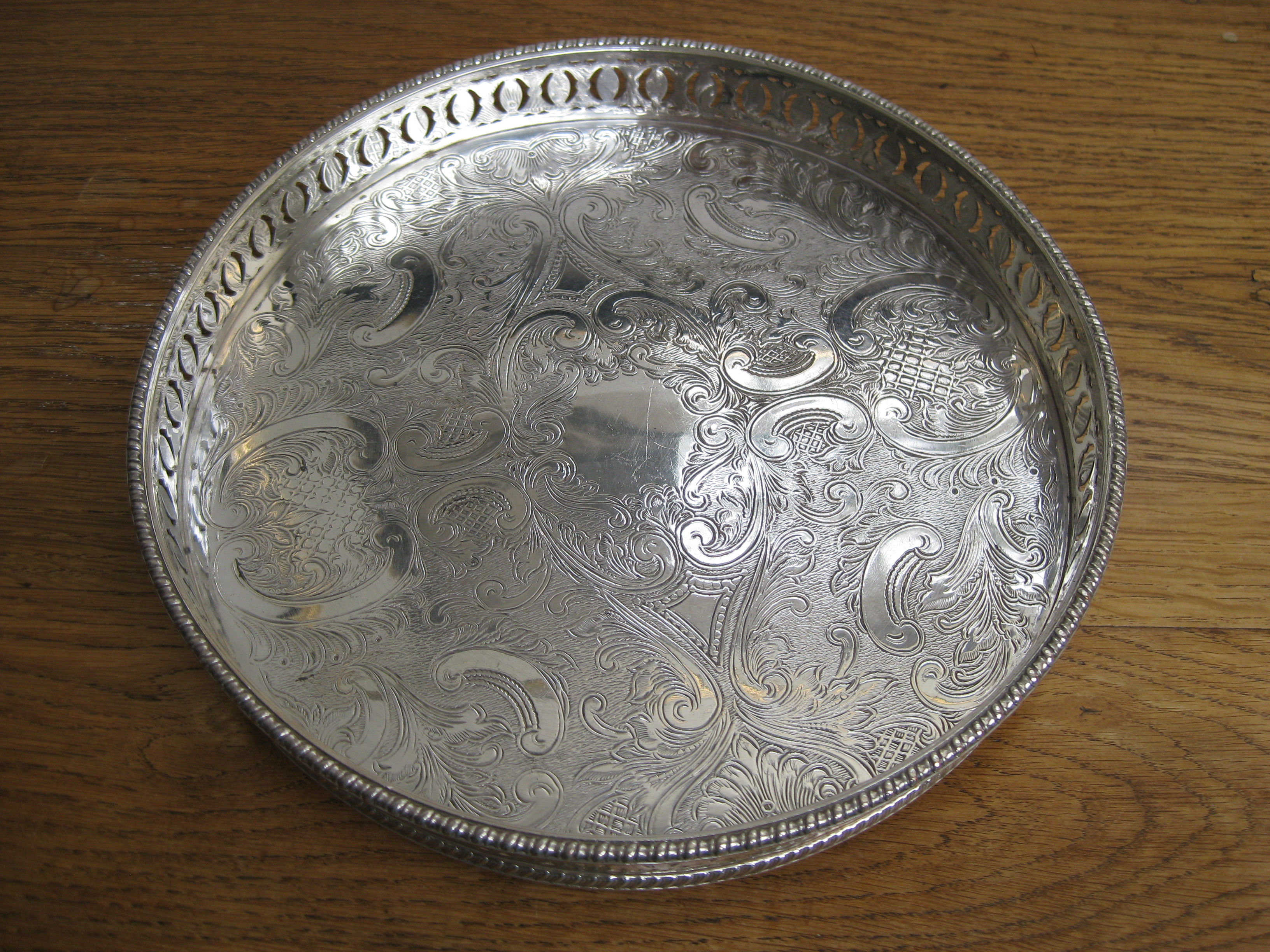 Verzilverd rond dienblad op bolpootjes