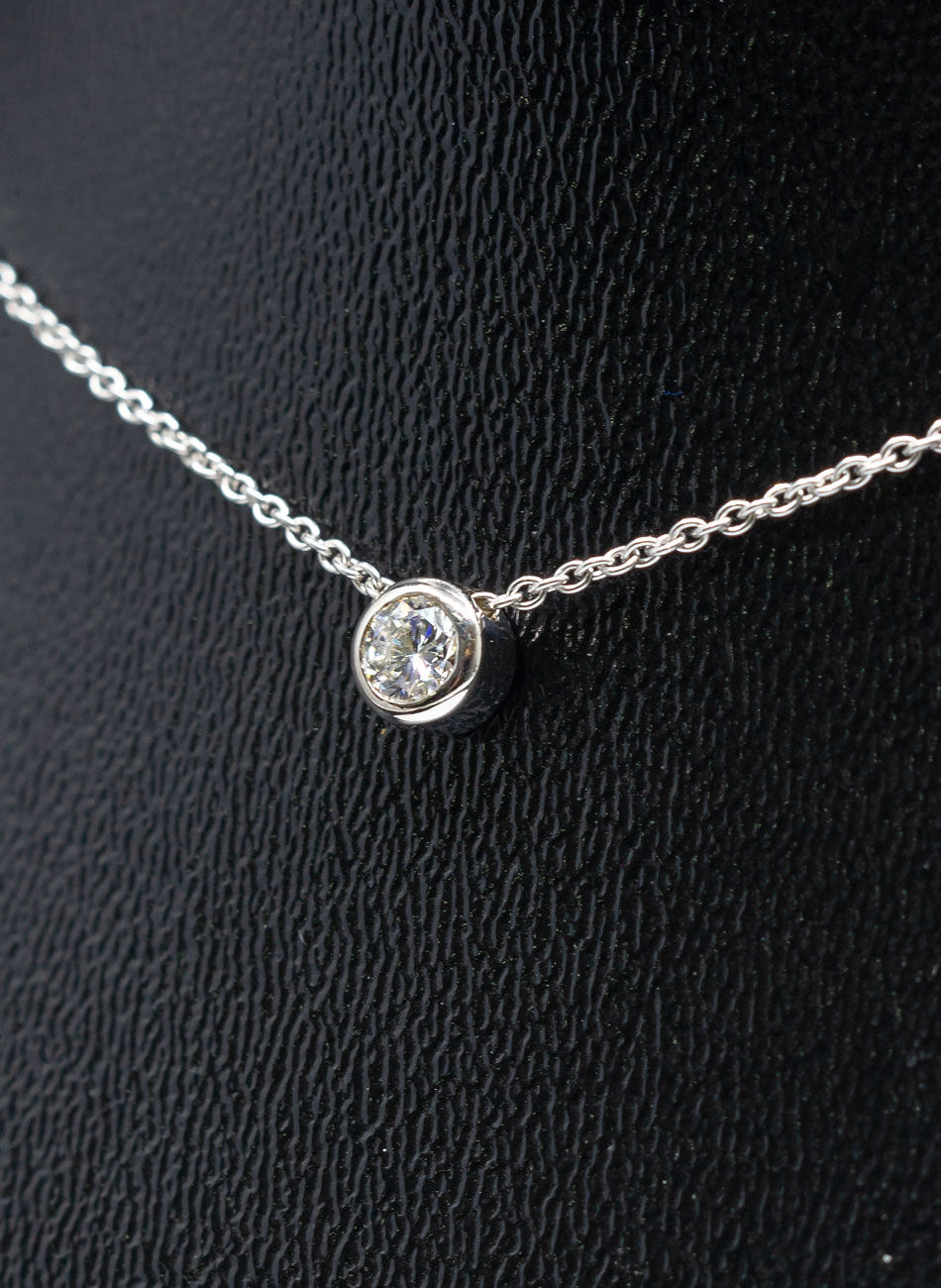 Miniature : Collier en or gris 18 carats