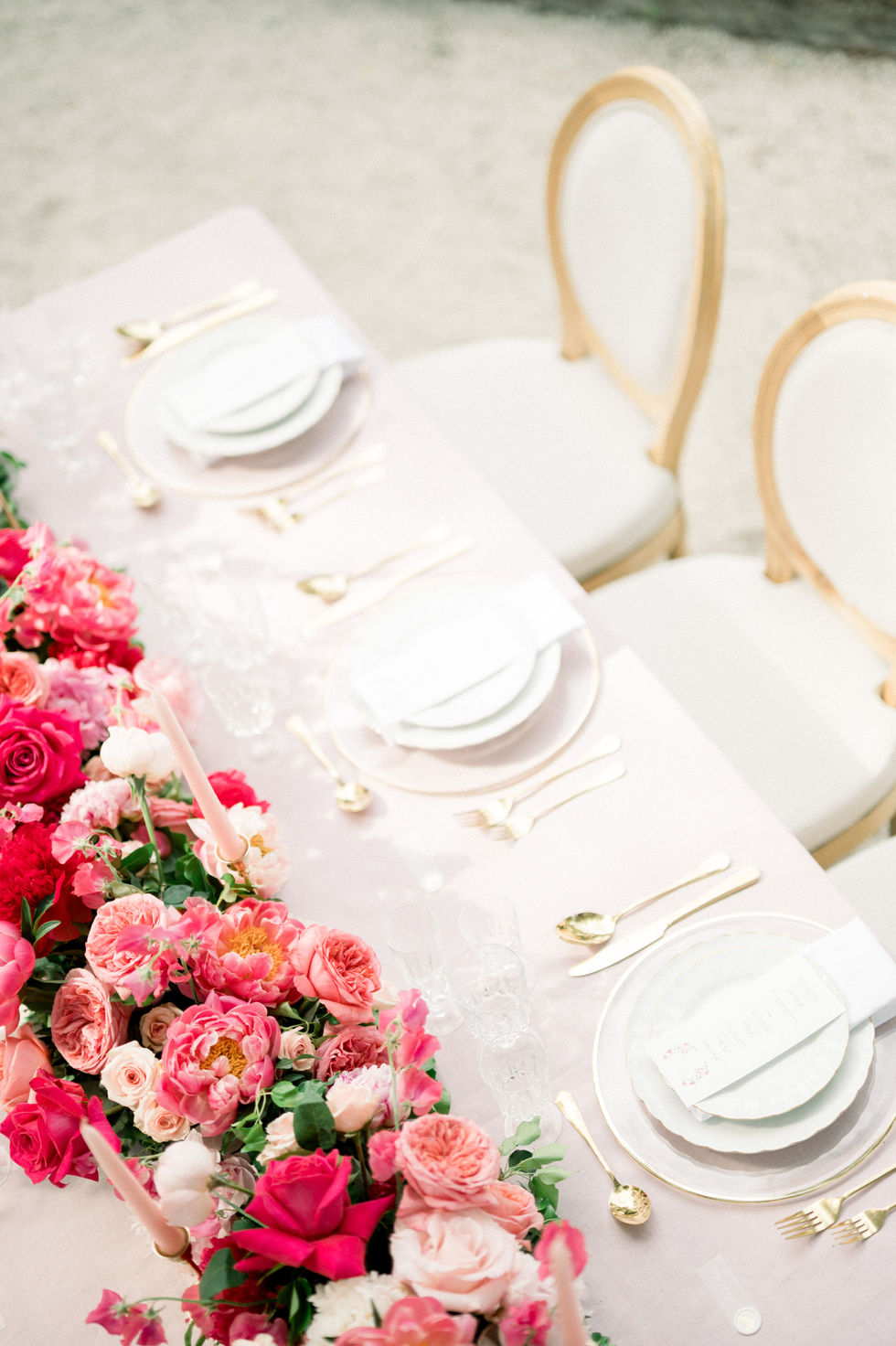 A refined centerpiece where each flower finds its place naturally, creating a dialogue between texture, color, and form. Designed to enhance the tablescape without overpowering it.