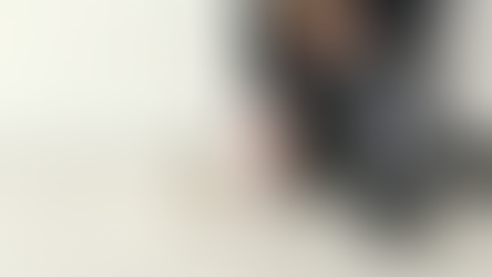 男性がスマホ片手に婚活に悩む