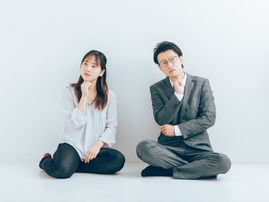 男性と女性が困っている