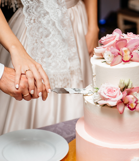 ウェディングケーキに入刀する夫婦