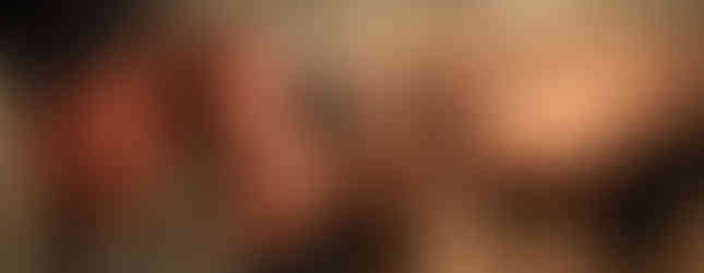 Henner Garbade betrachtet seine Rinder durch das Leica Noctivid im Khomas Hochland in Namibia