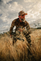 Huntsman And The Butcher pirscht in Merkel Gear DryLeaf durch das Khomas Hochland in Namibia