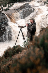 Innes MacNeil steht vor einem Wasserfall im Alladale Wilderness Reserve