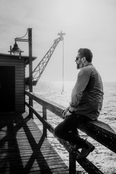 Huntsman And The Butcher sitzt auf dem Jetty Pier bei Swakopmund in Namibia
