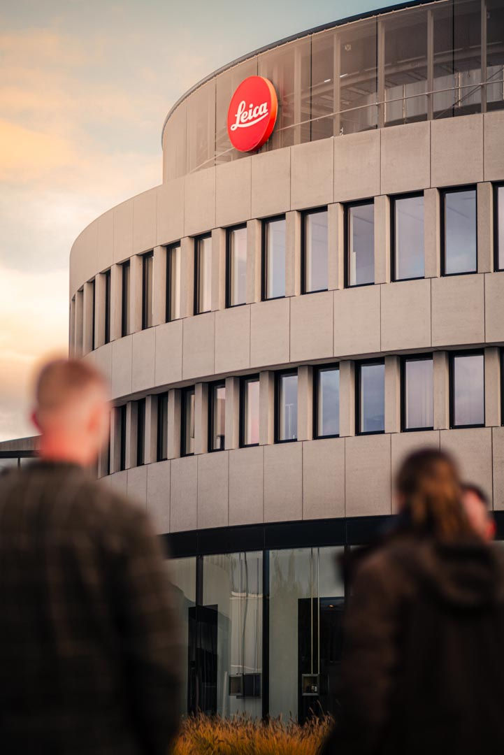 Jäger stehen vor dem Leica Store Gebäude im Leitz-Parkin Wetzlar