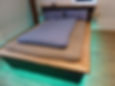 Bett mit Beleuchtung