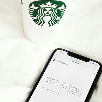 白いテキスタイルと黒いスマートフォン.jpg