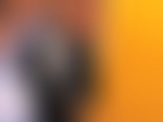 Bad Bunny usando smoking da Schiaparelli no Grammy Awards 2026 ao receber o prêmio de Álbum do Ano.