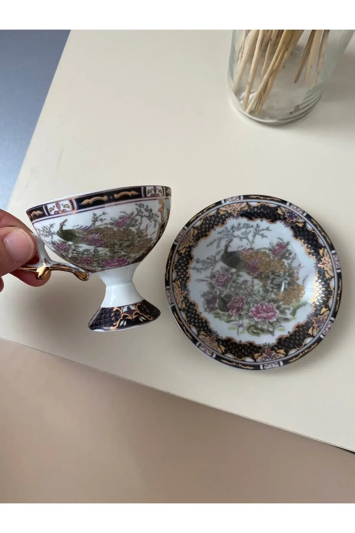 Tekli siyah Tavus kuşlu ince porselen ayaklı kahve fincanı