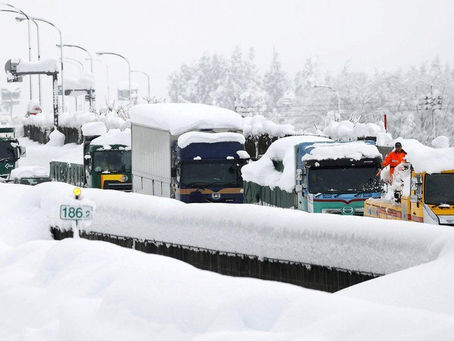 Japan: Snow Traps 1,000 Drivers In Frozen Traffic Jam