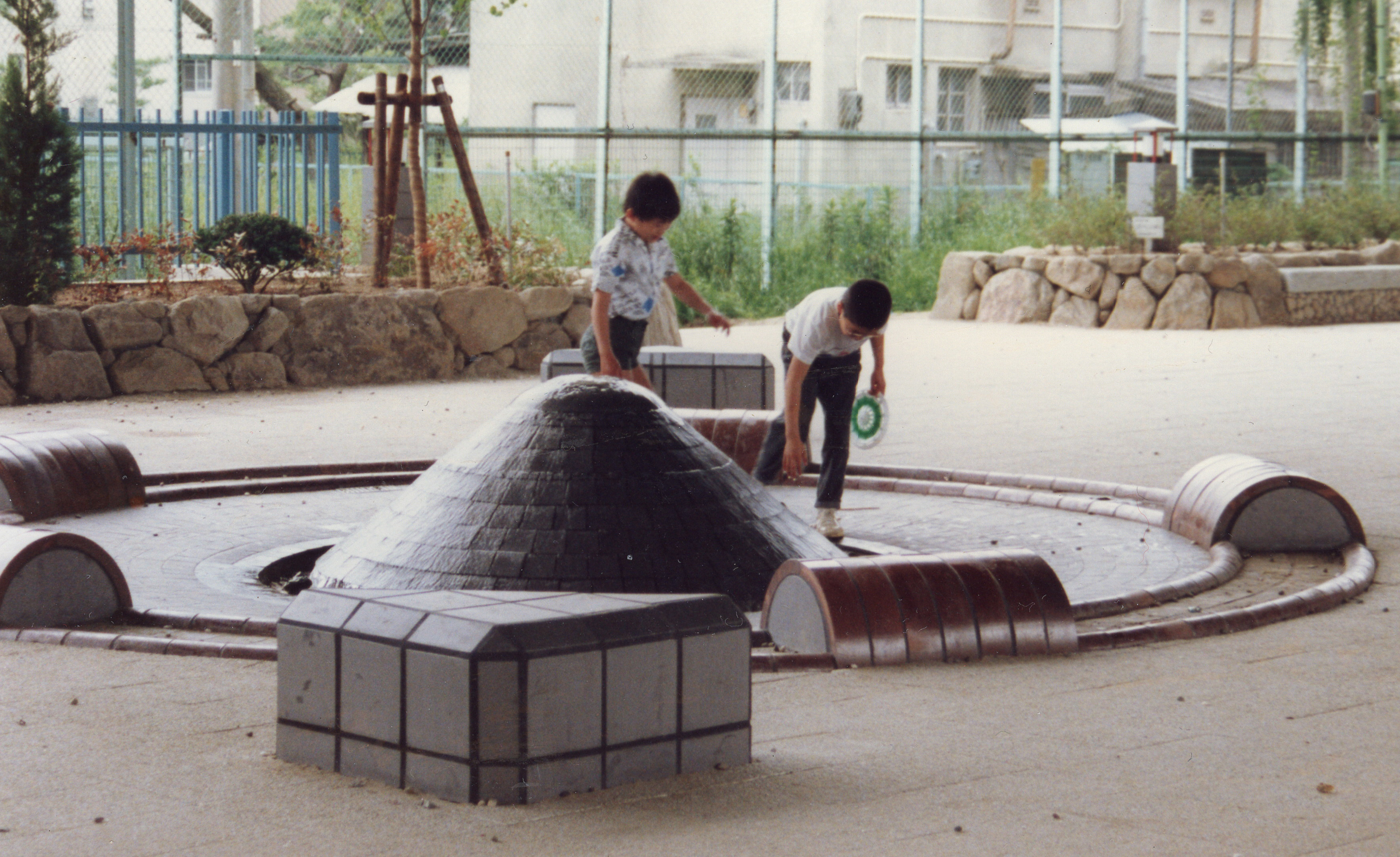 瓦の親水広場