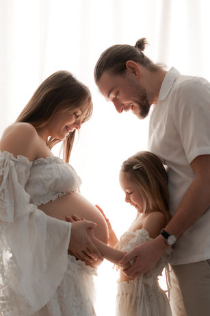 séance photo grossesse avec conjoint et ainée émotion