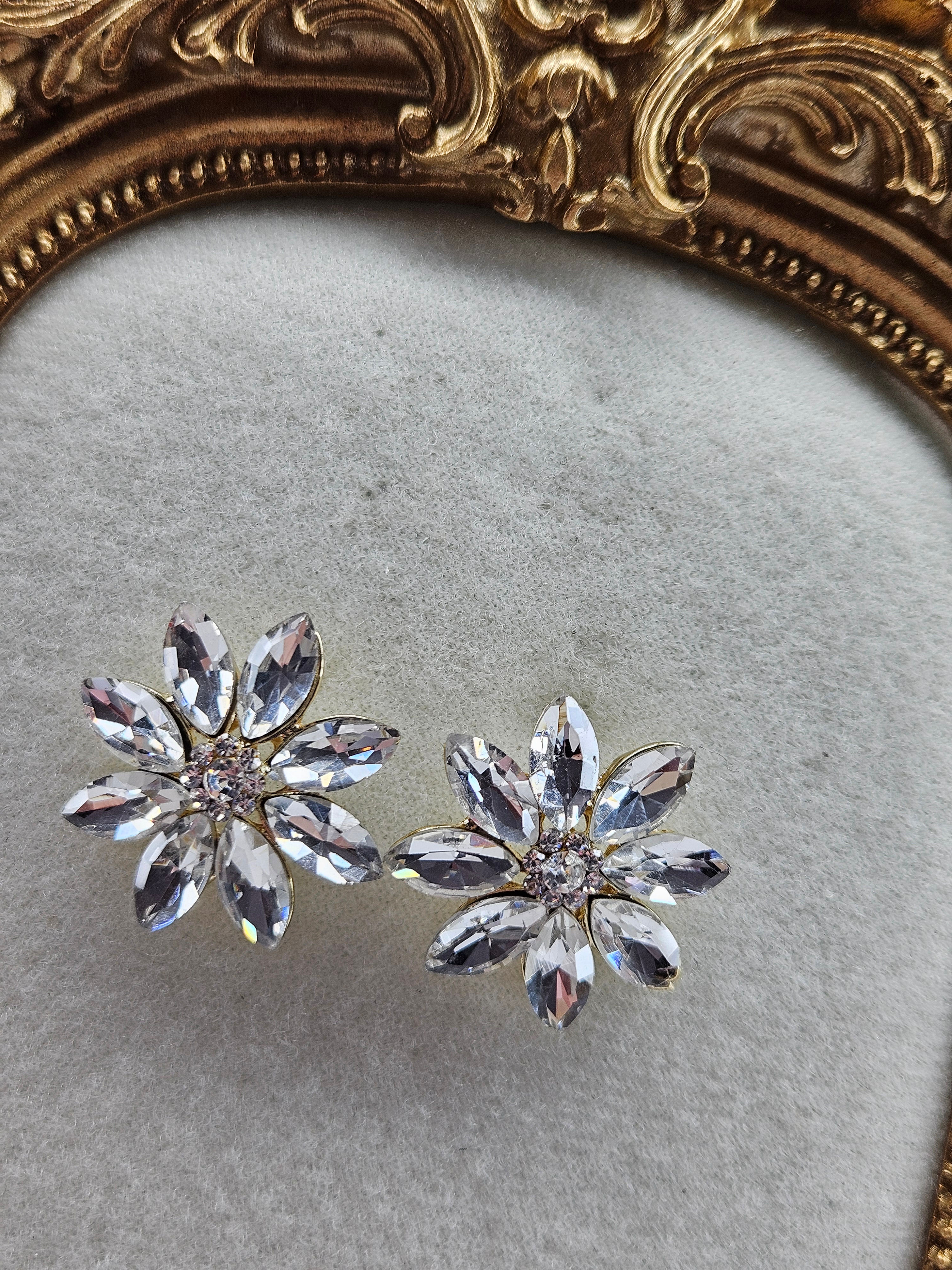 CLOUS DORÉS ET STRASS FORME DE FLEUR