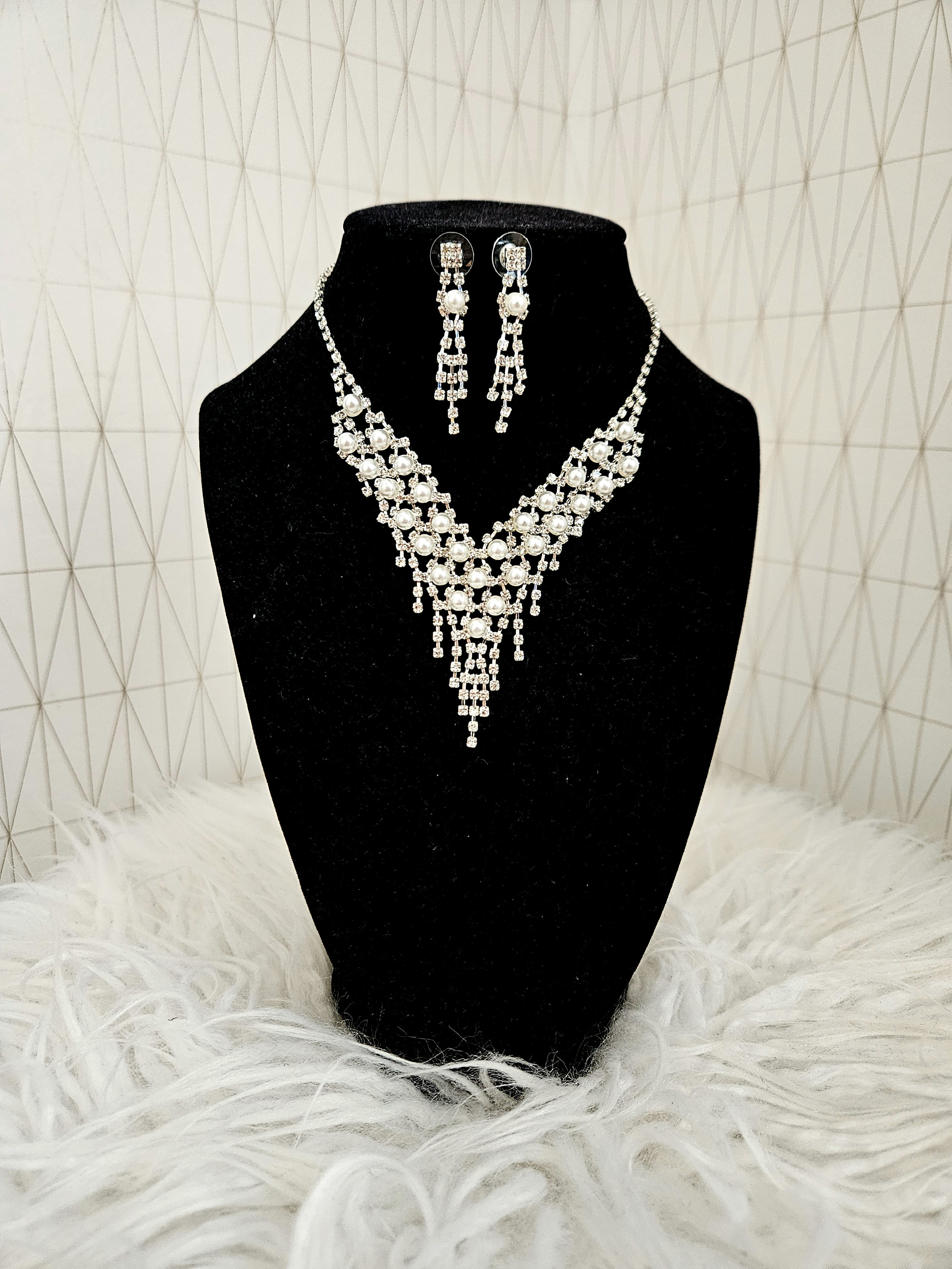 ENSEMBLE BIJOUX  STRASS ET PERLES