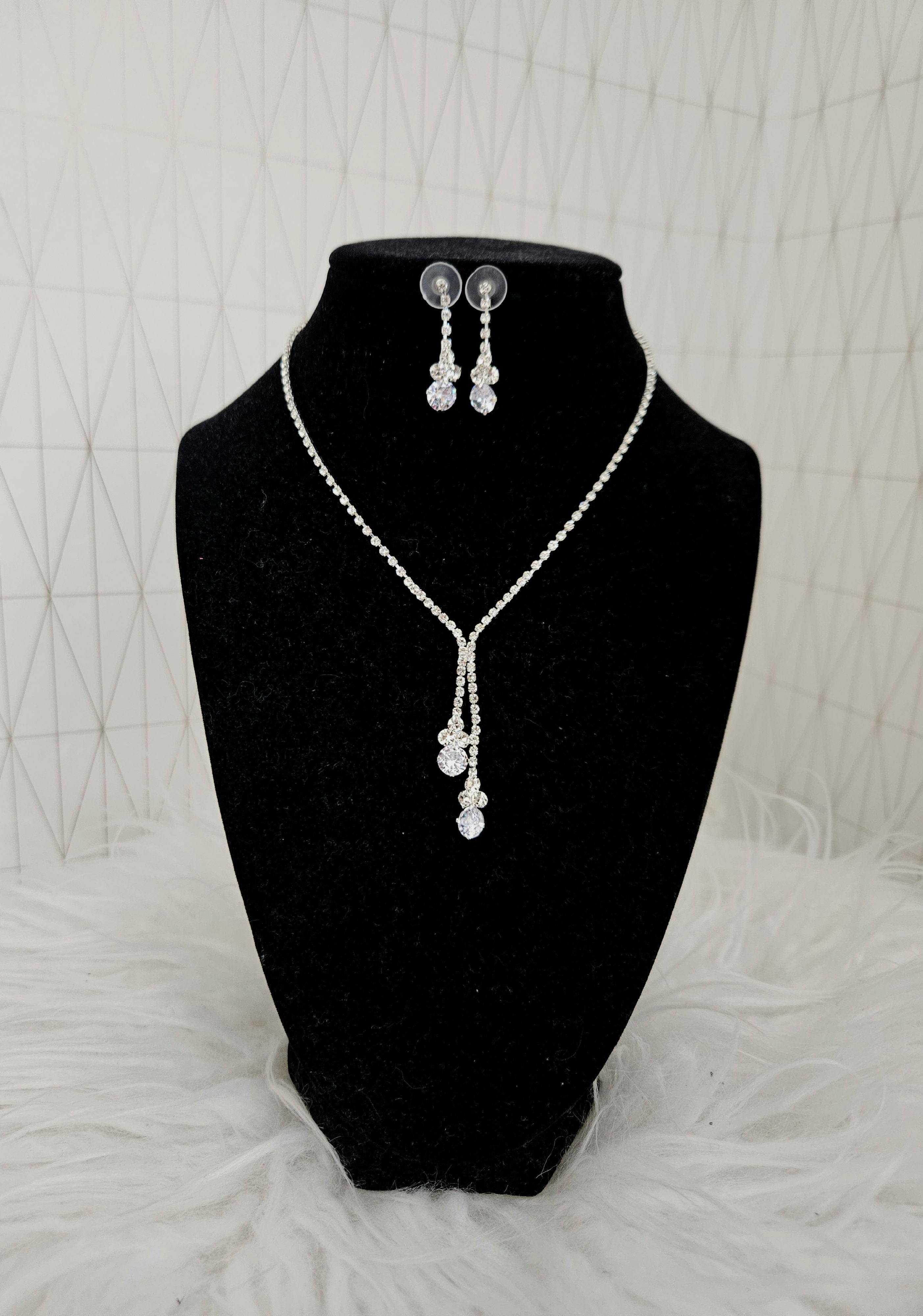 ENSEMBLE DE COLLIER ET STRASS