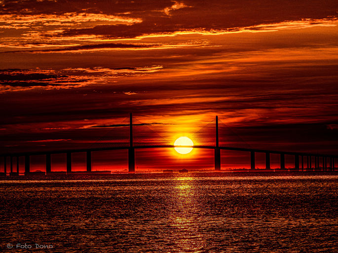 Sunrise over the Sunshine Skyway Bridge - 6 Minutes_AB285110