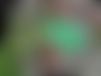 Screenshot einer Photogrammetrie-Software am Computer. Zu sehen ist das detaillierte 3D-Modell eines roten Mehrfamilienhauses aus der Vogelperspektive. Ein Bereich des Flachdachs ist mit einem grünen Polygon digital markiert. Eingeblendete Messlabels zeigen eine exakte Fläche von 76,20 Quadratmetern, eine minimale Dachneigung von 0,14 Grad sowie präzise Kantenlängen wie 10,17 Meter und 7,68 Meter.