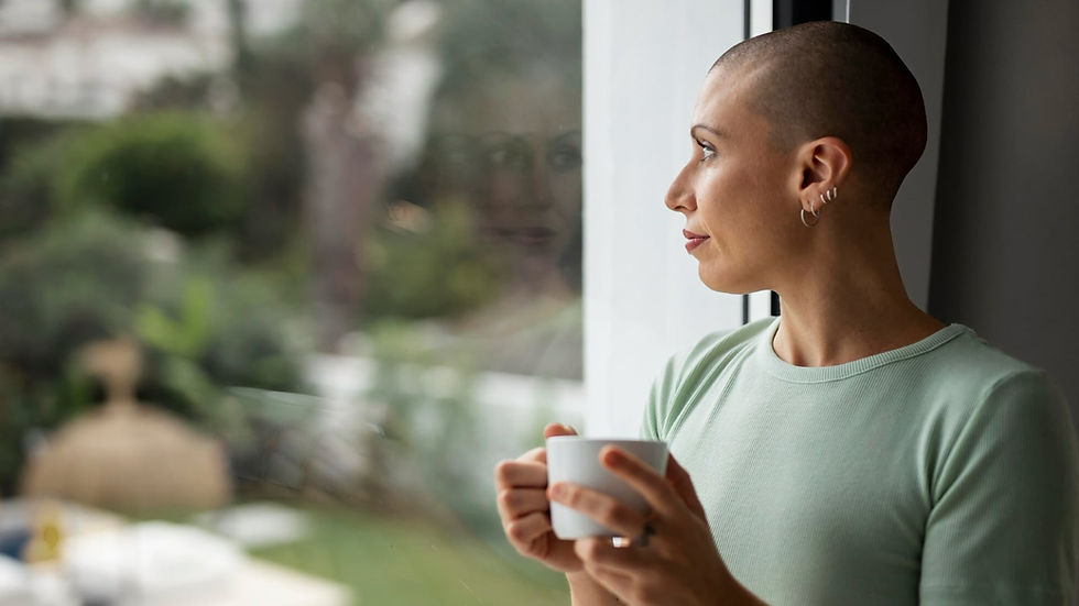 Mujer reflexionando junto a una ventana en un espacio de terapia emocional en Barcelona