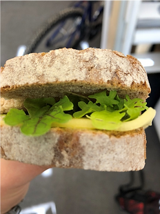 Käsebrot mit Blattsenf