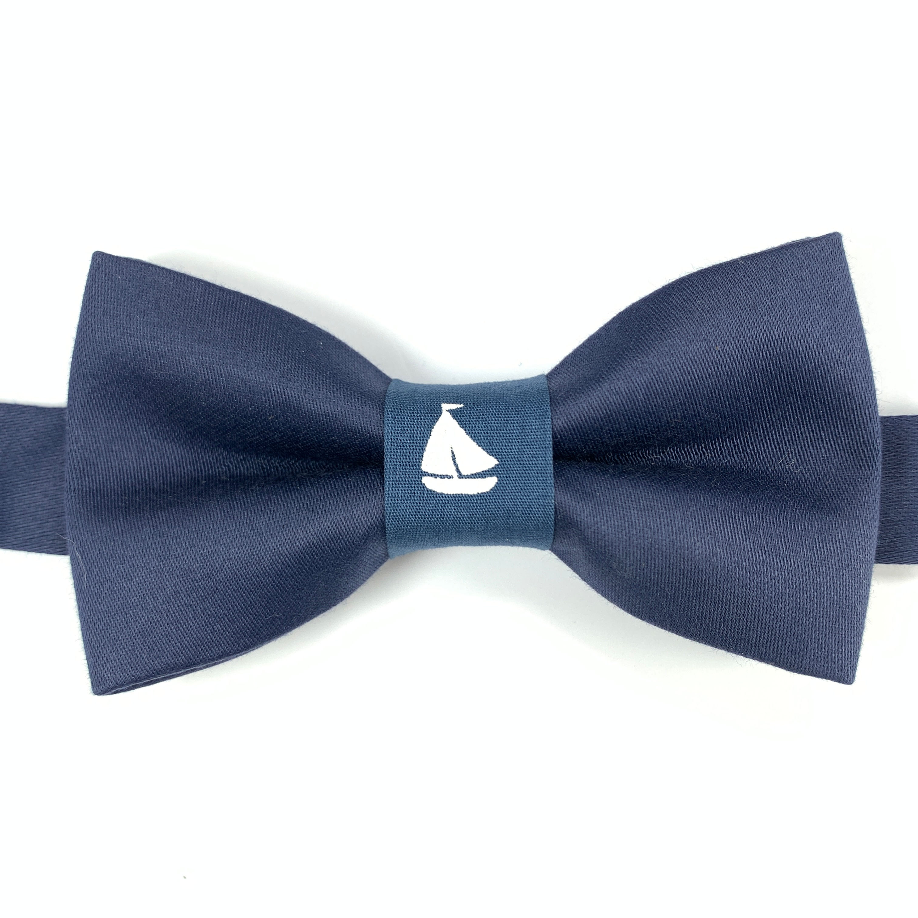 Noeud papillon bleu marine avec noeud voilier blanc