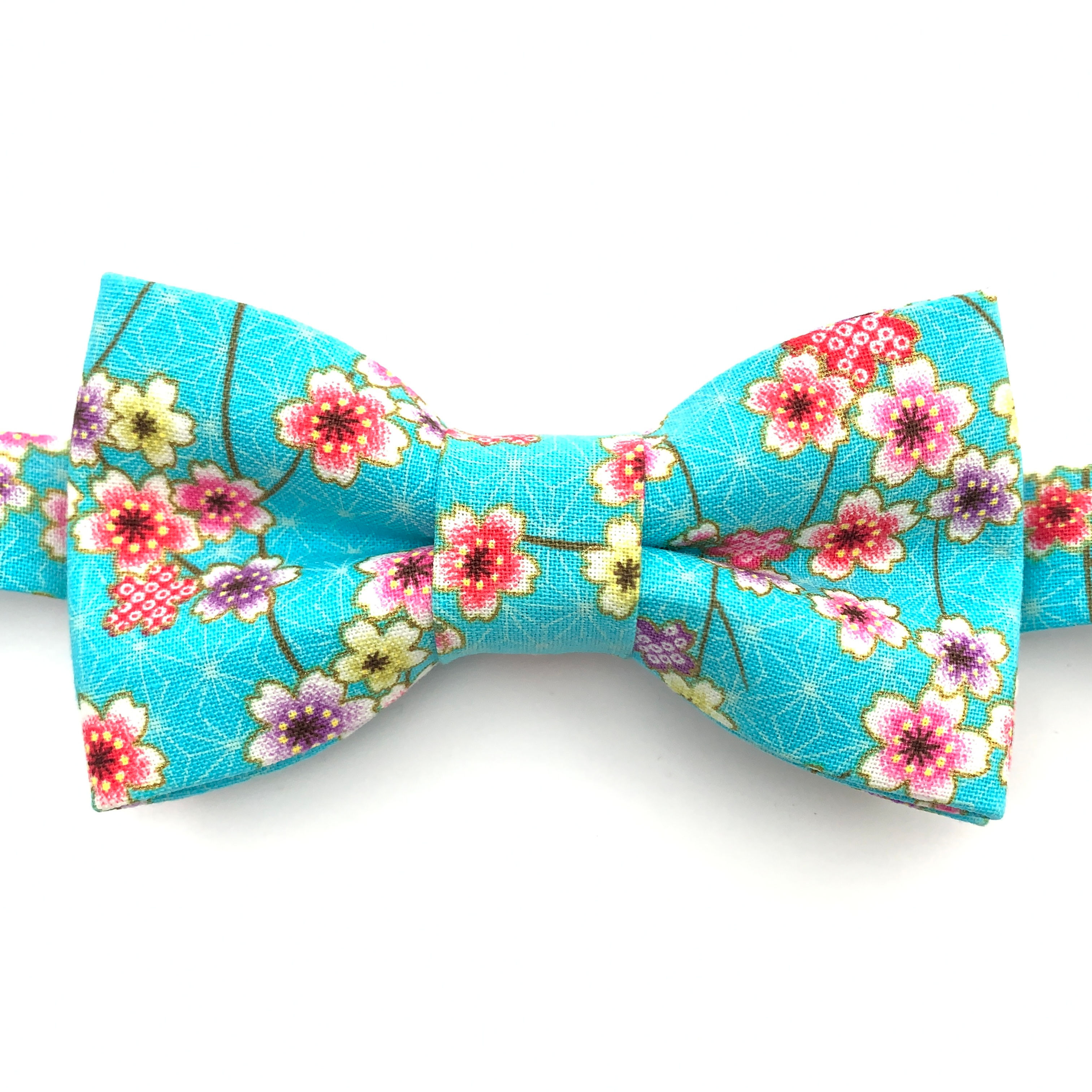 Noeud papillon turquoise aux motifs de petites fleurs roses