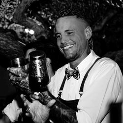 Barman avec noeud papillon