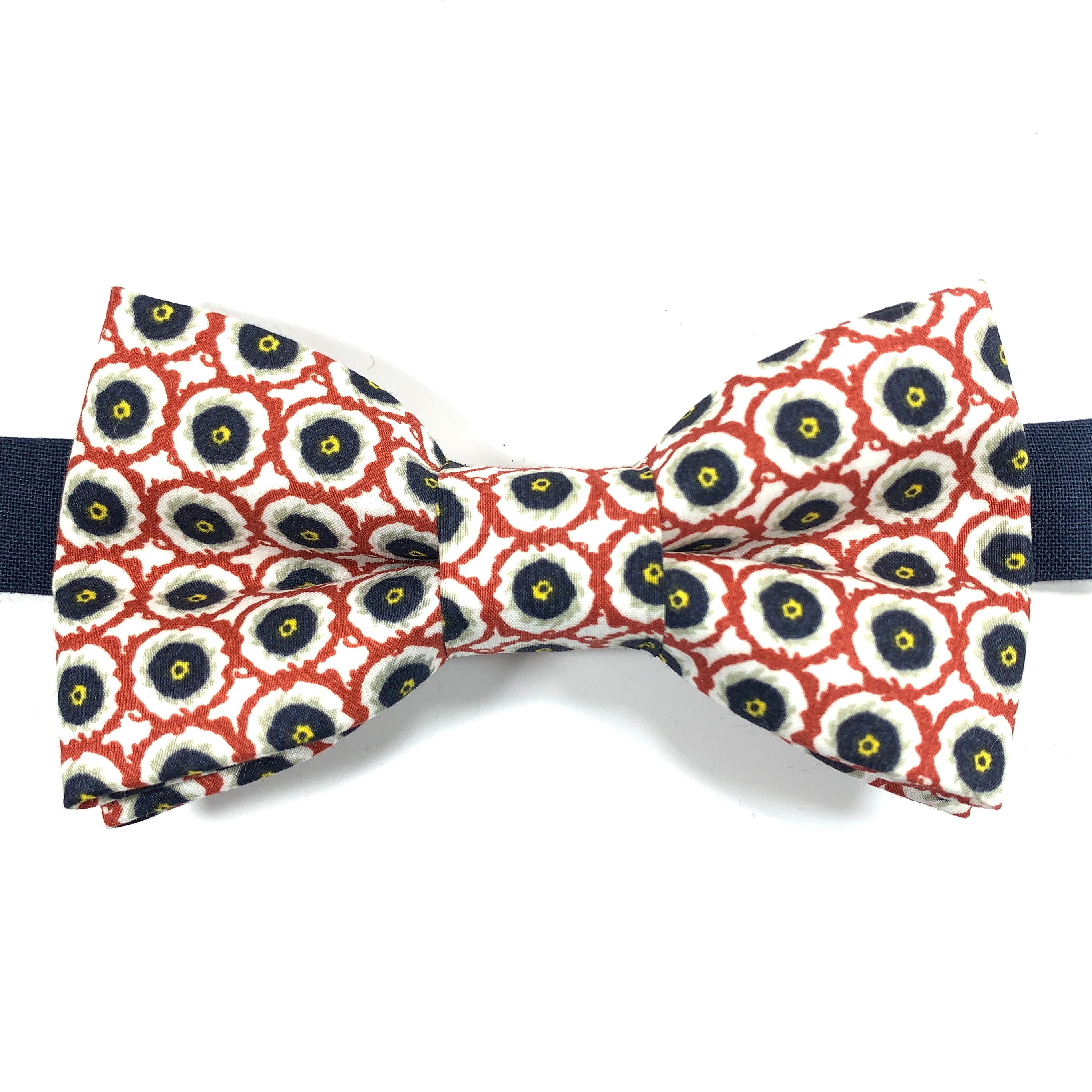 Noeud papillon au motif fleurs cocardes bleues blanches rouges.