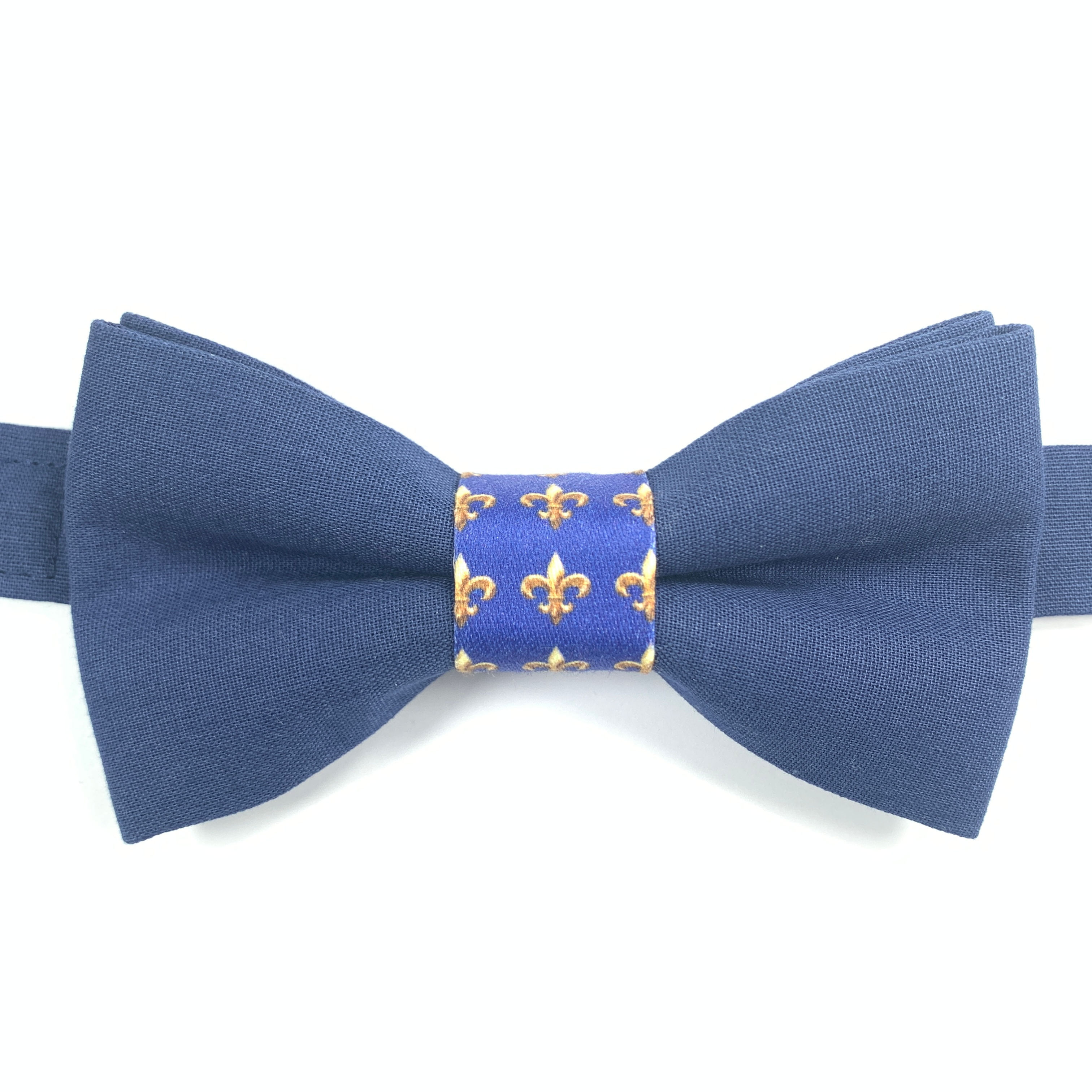 Noeud papillon bleu marine et noeud aux motifs de fleurs de lys royale