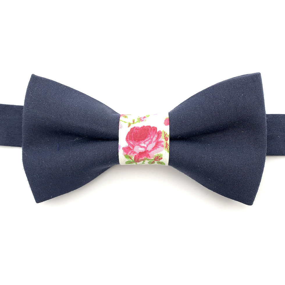 Noeud papillon bleu marine avec noeud aux motifs de roses