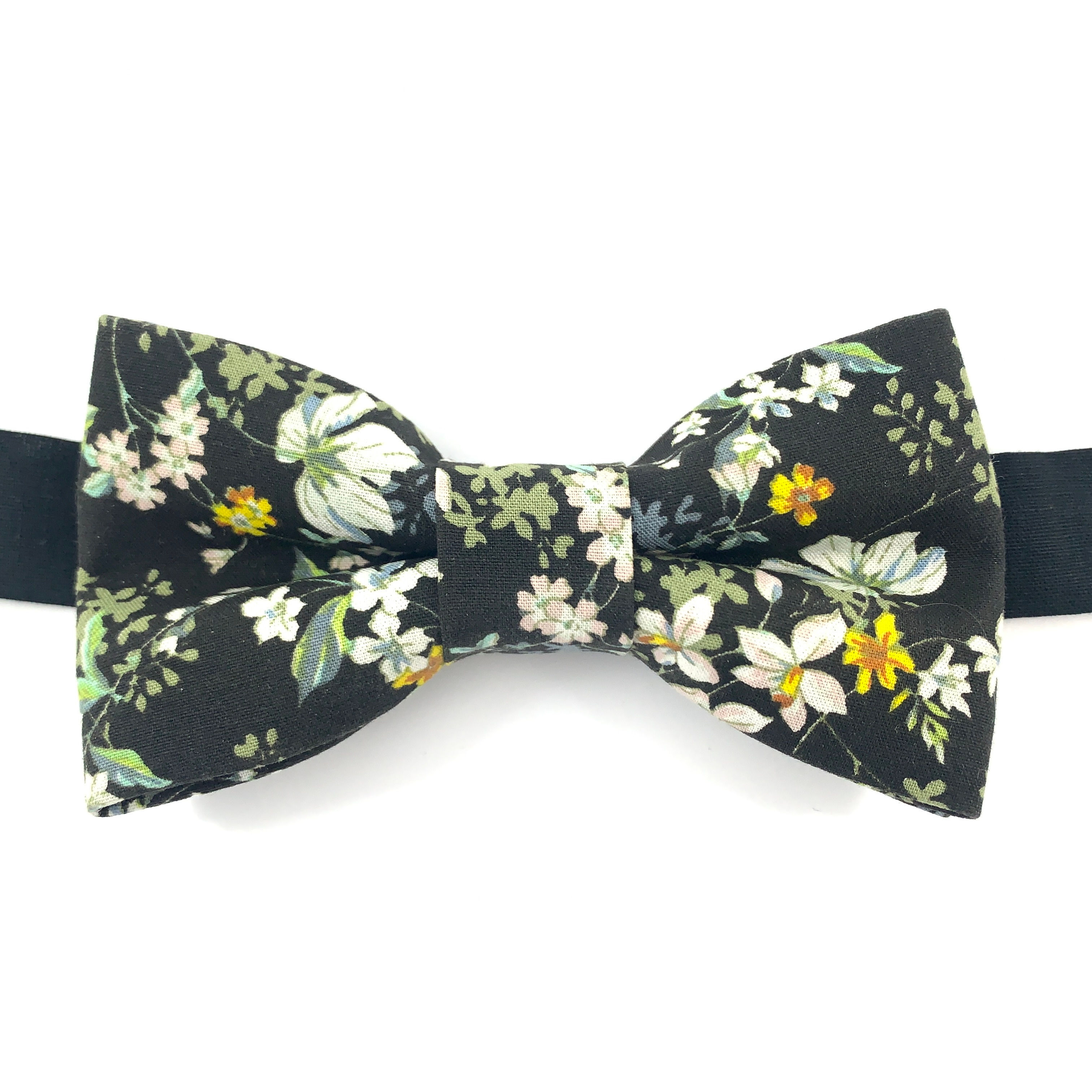 Noeud papillon noir aux motifs de fleurs blanches et jaunes