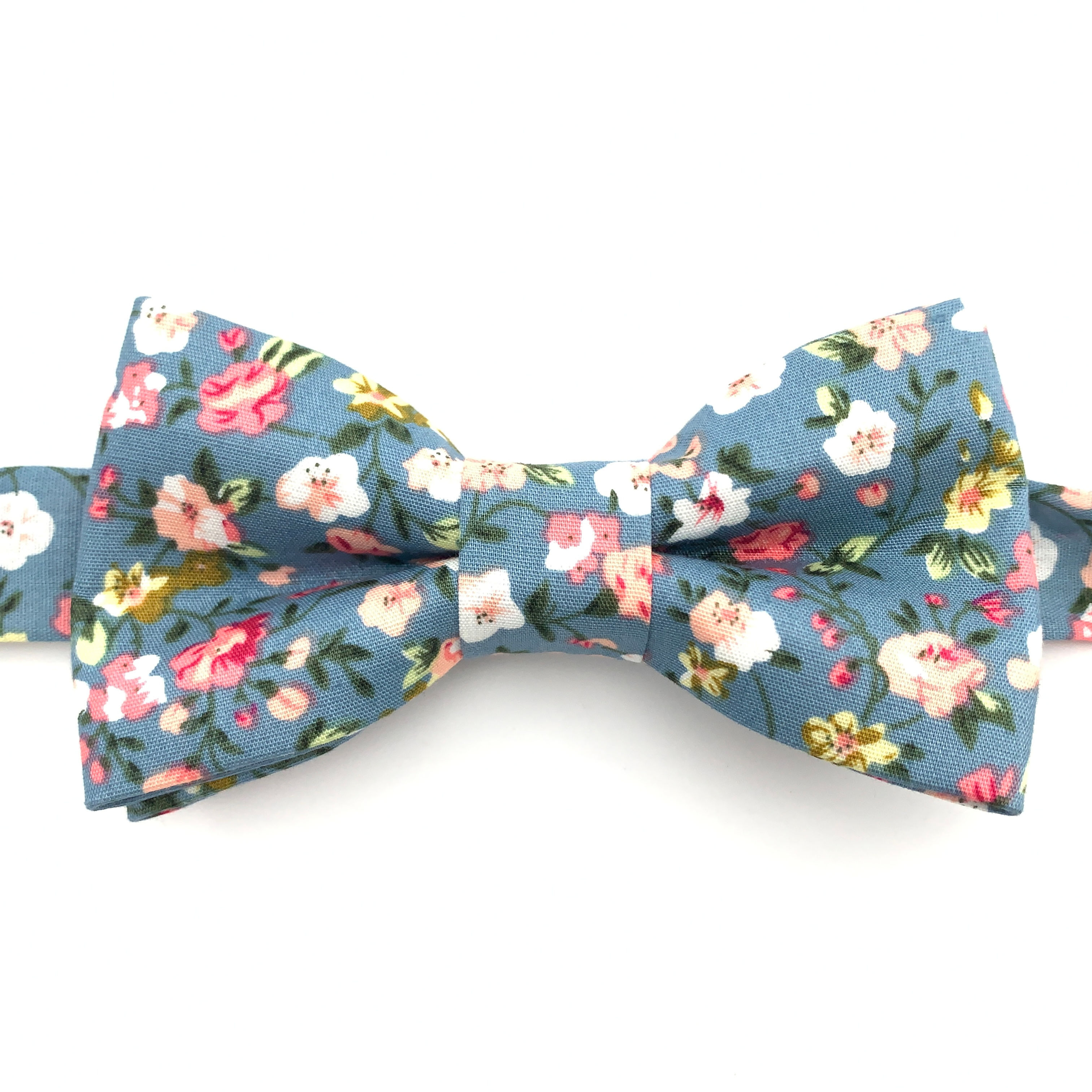 Noeud papillon vert d'eau aux motifs de petites roses