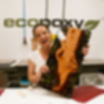 Une femme tenant une planche de service en époxy