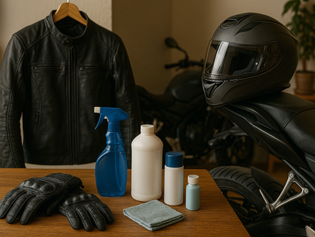 Des produits nettoyants pour une tenue de motard.